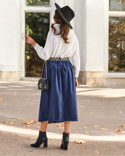 Dámská sukně midi z jemného moleté. Model je dodáván s páskem. Ideální základ pro mnoho jedinečných outfitů! POZNÁMKA: Přesnost měření (+/-) 1 cm. 87654321 <p>Měření proveden