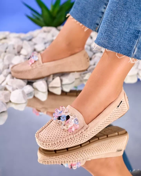 Royalfashion Ažurové světle hnědé dámské mokasíny s ozdobnými krystaly Cizzas
