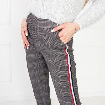 Жіночі штани в клітинку