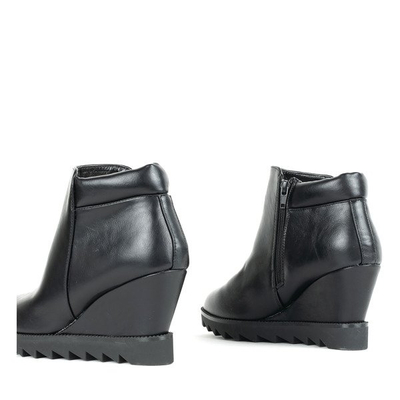 Чорні чоботи на танкетці Emidia - Взуття