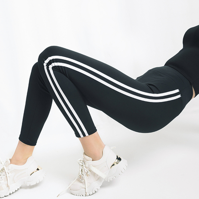 Černé dámské sportovní legíny s pruhy - oblečení
