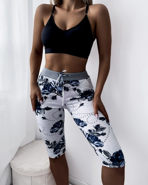 Жіночі білі шорти довжиною 3/4 з блакитними квітами PLUS SIZE - Одяг