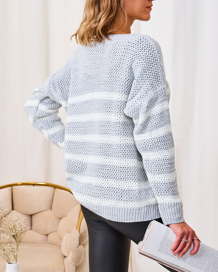 Royalfashion Světle šedý dámský pruhovaný svetr