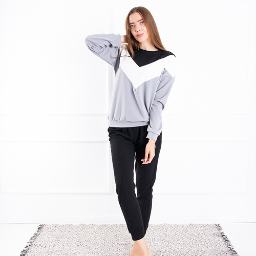 Триколірний жіночий костюм