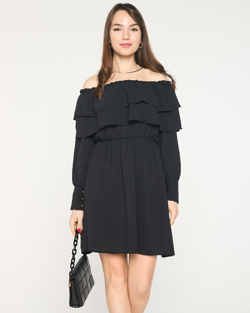 Чорна сукня з оборками