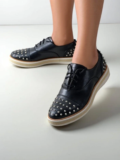 Royalfashion Жіночі плоскі черевики, прикрашені шипами Azaldo