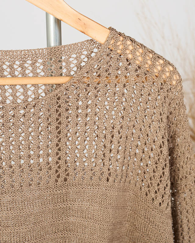 Dámský hnědý prolamovaný svetr - Oblečení