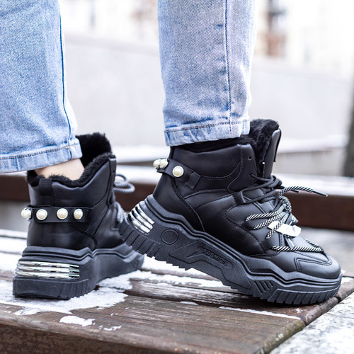 Чорні жіночі утеплені кросівки Pommie