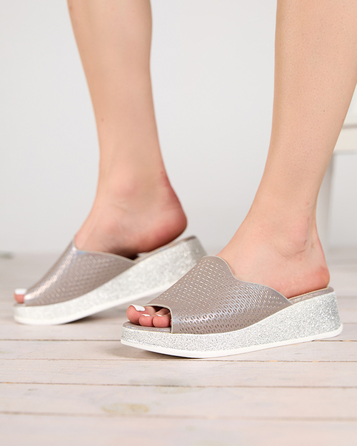 Світло-коричневі жіночі ажурні тапочки на танкетці з парчою Lekisa - Туфлі