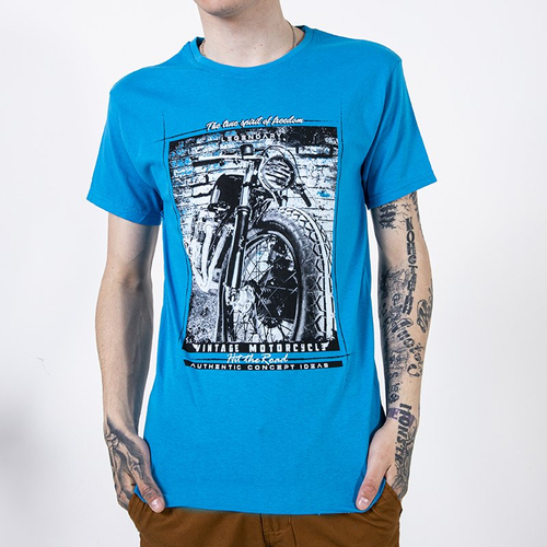 Блакитна чоловіча футболка з принтом