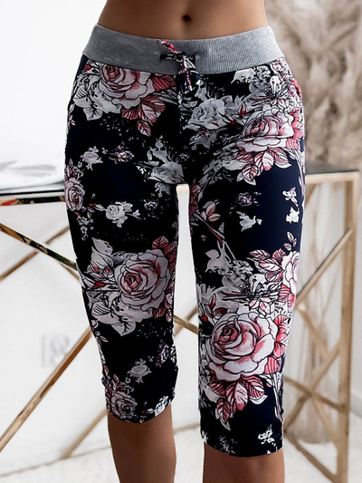 Květinové 3/4 dámské kraťasy v tmavě modré a korálové barvě PLUS SIZE - Oblečení