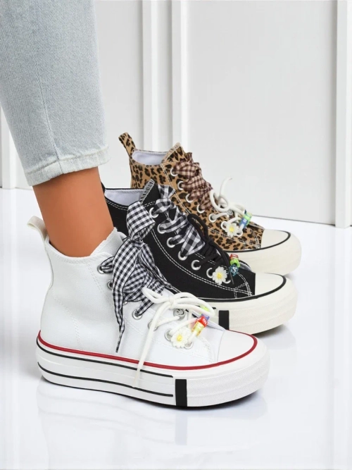 Жіночі трамвайчики Callista Bianca – білий модний flat з декоративними намистинами