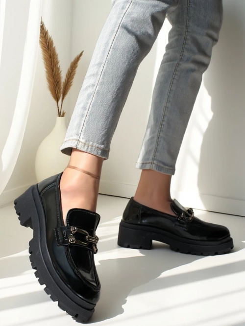 Royalfashion Жіночі лаковані лофери Arieda