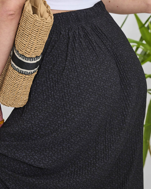 Чорна жіноча плісирована спідниця міді з візерунком - Одяг