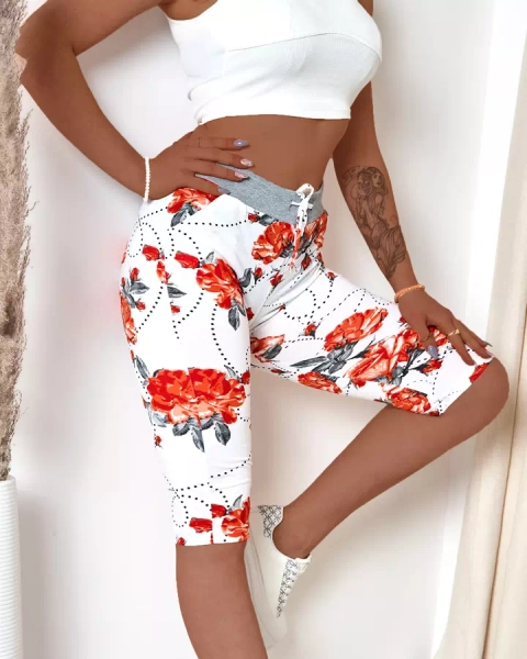 Květinové 3/4 dámské šortky v bílé a červené VELIKOST PLUS - Oblečení