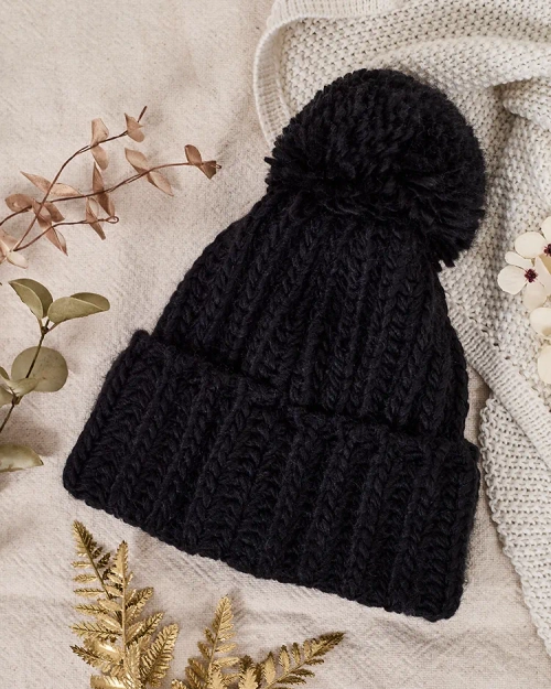 Жіноча в'язана шапка Royalfashion з помпоном