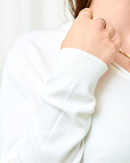 Royalfashion Білий жіночий светр з вирізом у вигляді серця