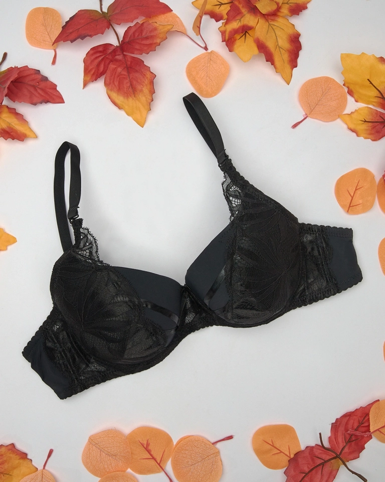 Royalfashion Dámská krajková zdobená podprsenka v černé barvě