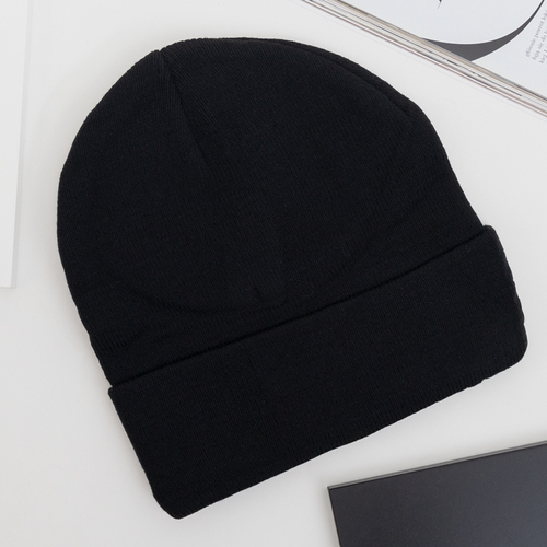 Чорна шапка з нашивкою