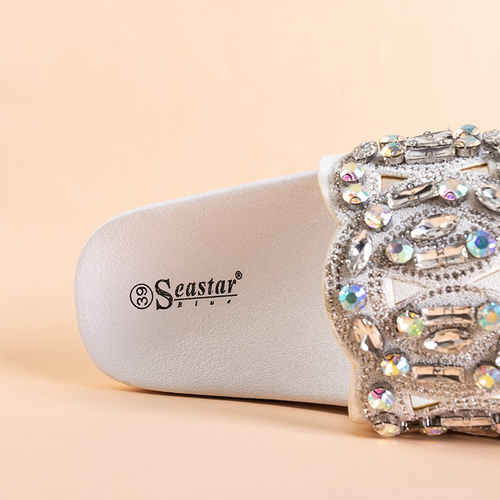 Білі гумові шльопанці з оздобленням Masandra