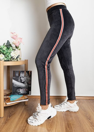 Tmavě šedé dámské legíny s barevnými pruhy - Oblečení