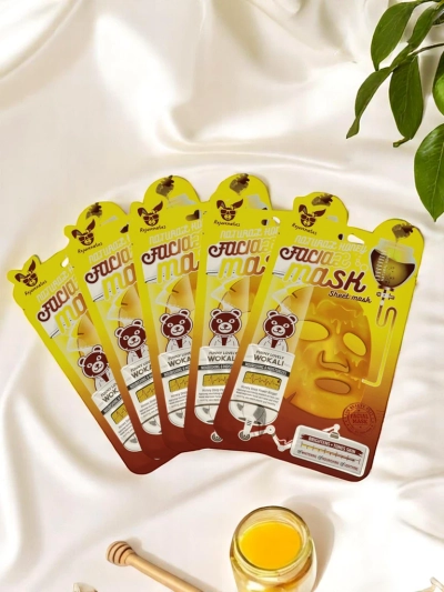 Maska na obličej s aktivním uhlím, která hluboce čistí, zpevňuje a stahuje póry