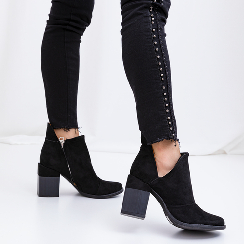 Чорні жіночі ботильйони з вирізами Plinara