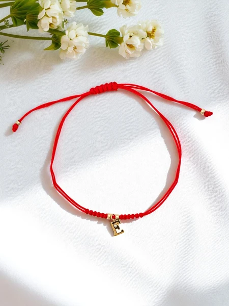 Dámský náramek s písmenem E