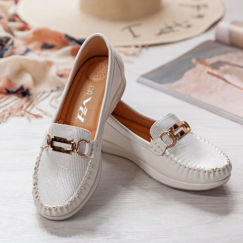 Білі лофери з золотою прикрасою Dendi - Взуття