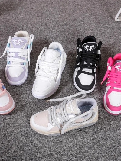 Royalfashion Dámské sportovní tenisky s dekorativními tkaničkami Clesiv