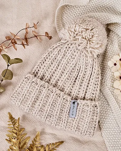 Жіноча в'язана шапка Royalfashion з помпоном