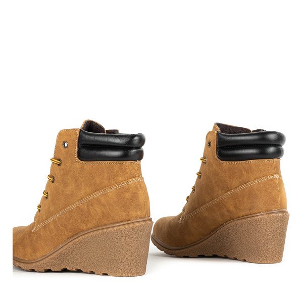 Brązowe botki na koturnie z czarną wstawką Marona - Obuwie