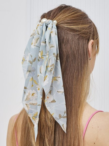 Royalfashion Gumička do vlasů s mašlí zdobená malými květinami a perlami Florennea