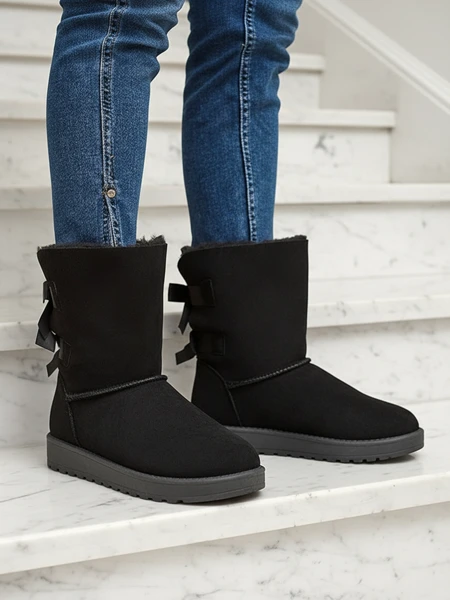 Kotníkové boty Stella z ekologické semišové kůže na plochém podpatku