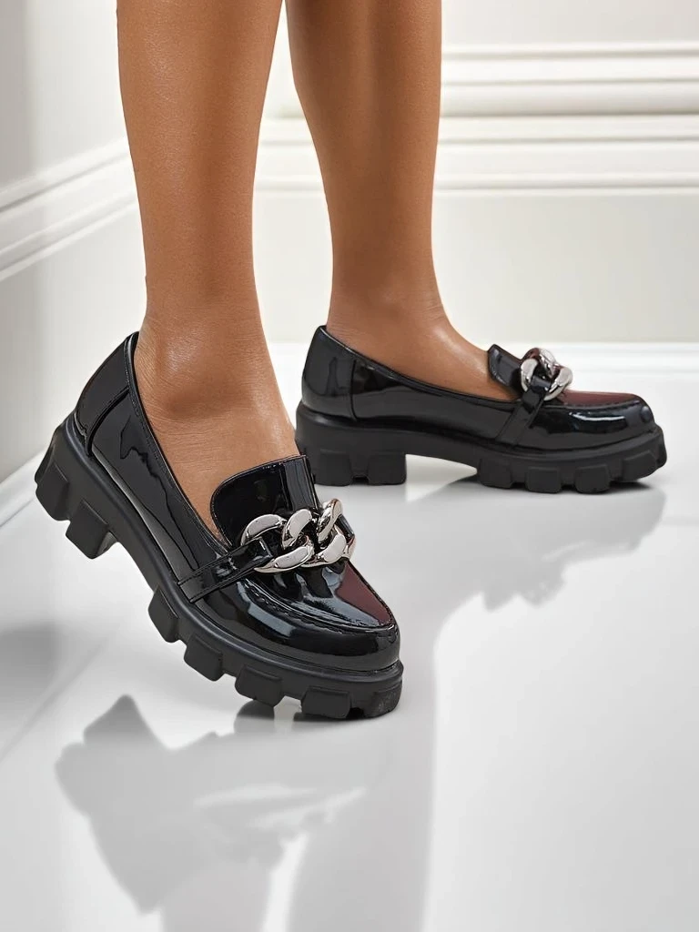 Dámské loafers Hera Nero z lakované eco kůže s řetězem, jaro