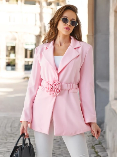 Royalfashion Жіночий блейзер з поясом та декоративною квіткою