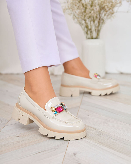Royalfashion Лаковані кремові мокасини з різнокольоровим камінням Sarin
