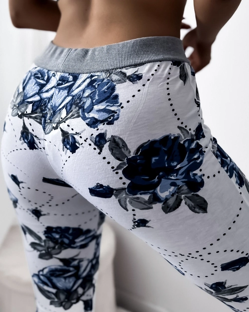 Жіночі білі шорти довжиною 3/4 з блакитними квітами PLUS SIZE - Одяг