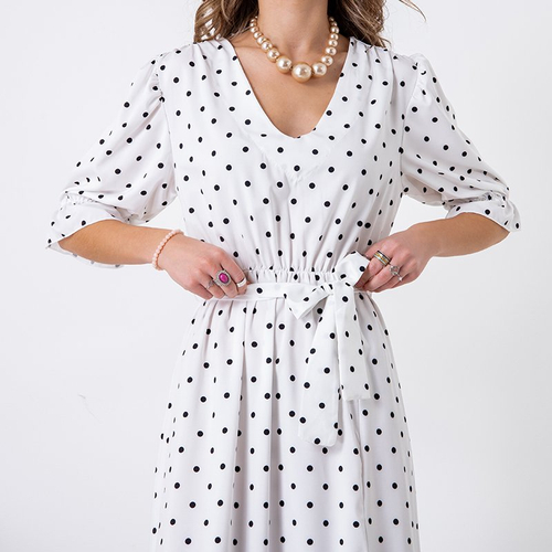 Біла жіноча довга сукня в горошок