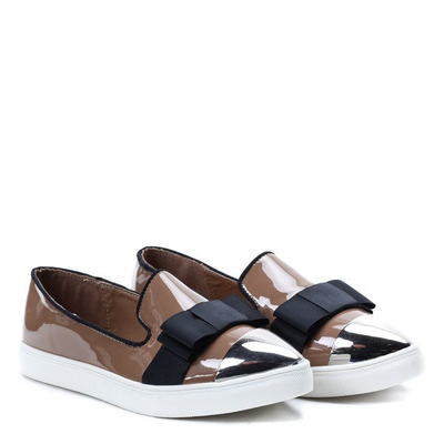 Nasaďte si nalakovanou špičku v khaki barbarské obuvi