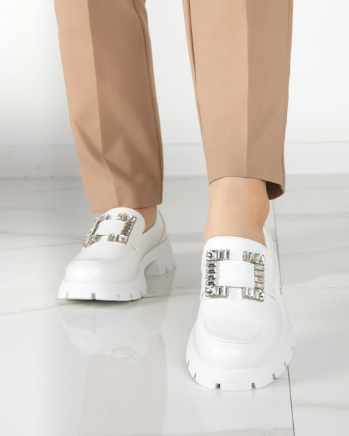 Білі матові жіночі туфлі зі сріблястою пряжкою Vusito - Взуття