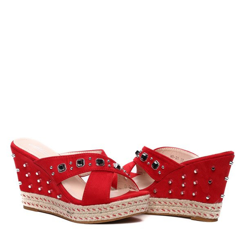 Czerwone klapki na koturnie- Obuwie