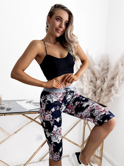 Květinové 3/4 dámské kraťasy v tmavě modré a korálové barvě PLUS SIZE - Oblečení