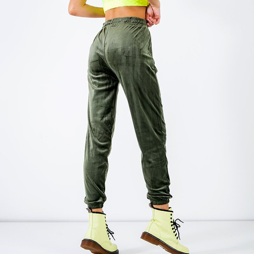 Темно-зелені велюрові спортивні штани з вишитим написом - Одяг