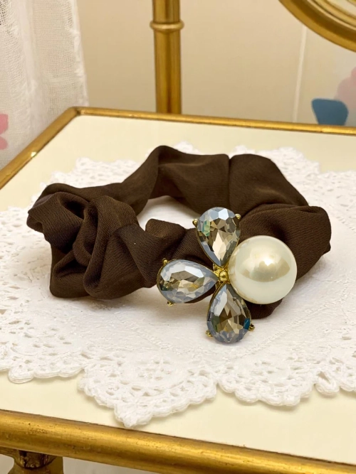 Royalfashion Гумка для волосся з декоративною перлиною Pearl Satin