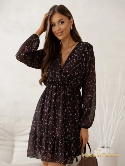 Royalfashion Візерункова жіноча міні-сукня з оборками та запашним декольте