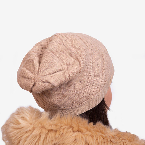 Бежева жіноча шапка