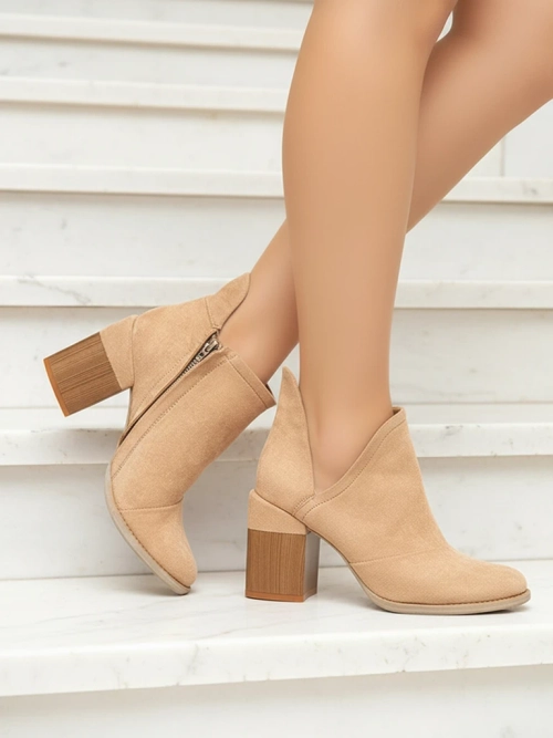 Світло-коричневі жіночі ботильйони з вирізами Plinara