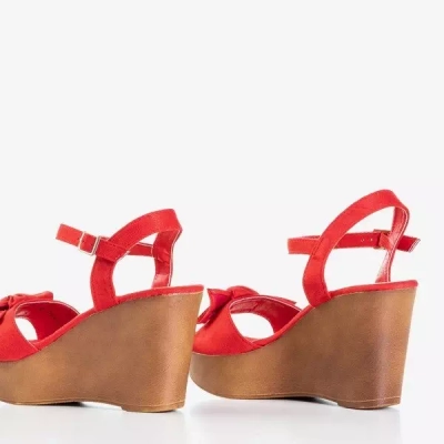 OUTLET Červené sandály na klínku s ozdobnou mašlí Doria - Boty
