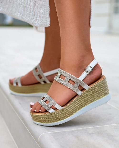 Білі жіночі босоніжки на танкетці Masewi